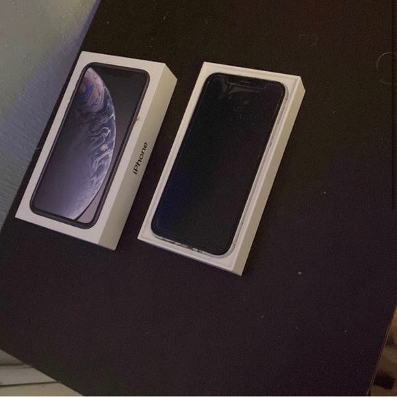 NEW IPHONE XR FOR SALE COMES WITH 4PV CHARGER BLOCK & PLUG - Picture 2 of 3